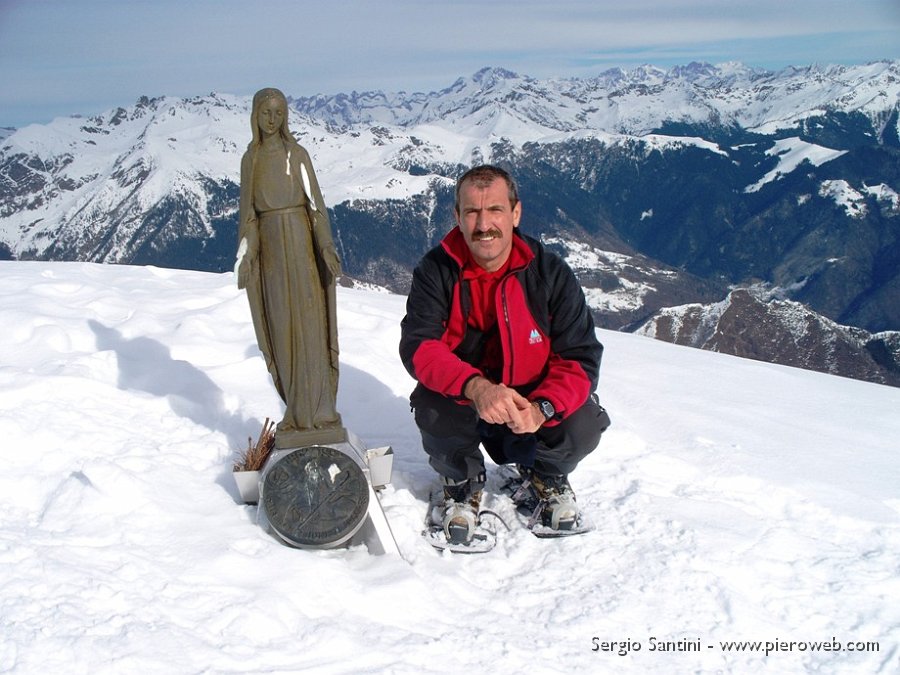 10 Foto con la Madonnina.JPG